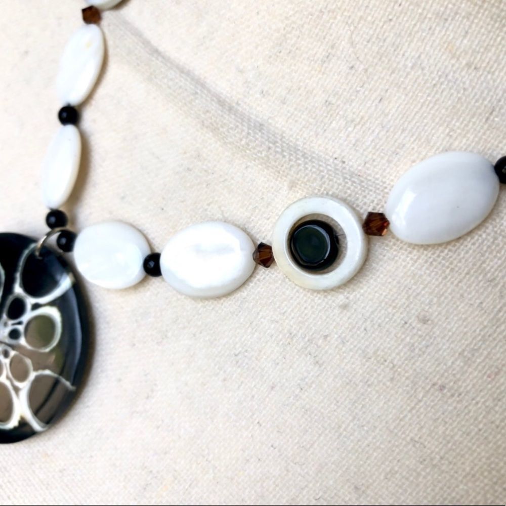 Shell necklace with pendant - Picture 3 of 7